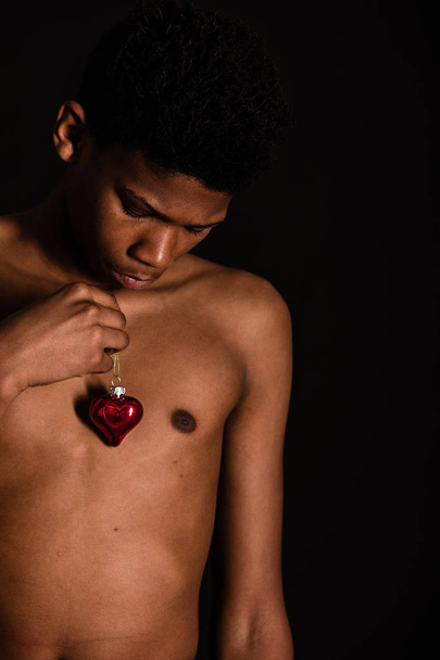 Košili mladé africké boy držící červené srdce - Fotografie, Obrázek