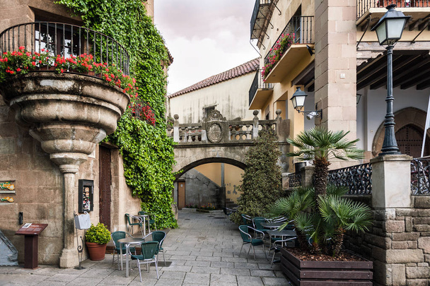 Tradycyjny stary hiszpański ulicy z pięknym balkonem i łuki w mieście Barcelona, Hiszpania  - Zdjęcie, obraz