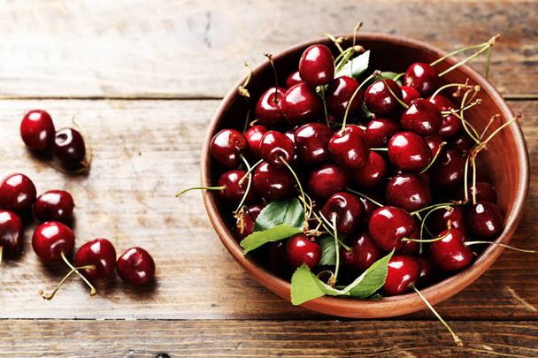 Cherries in a clay plate - 写真・画像