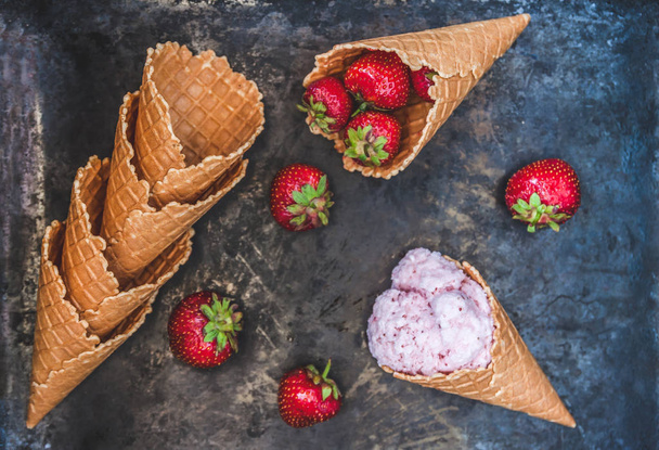 Вафельный рожок с клубничным мороженым, ложка для мороженого и f
 - Фото, изображение