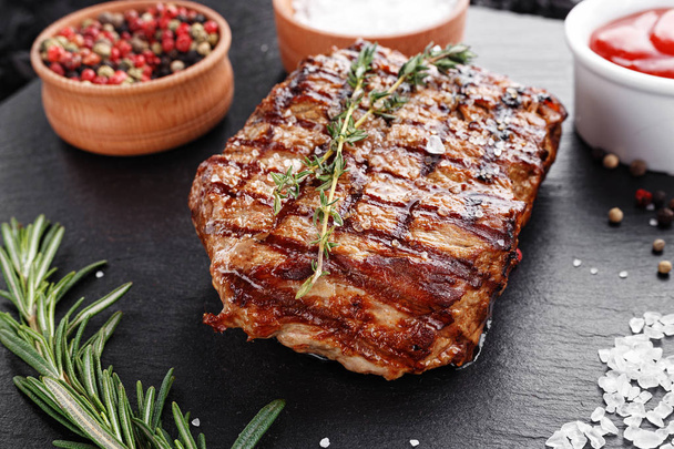 Bir tahtaya pişmiş biftek - Fotoğraf, Görsel