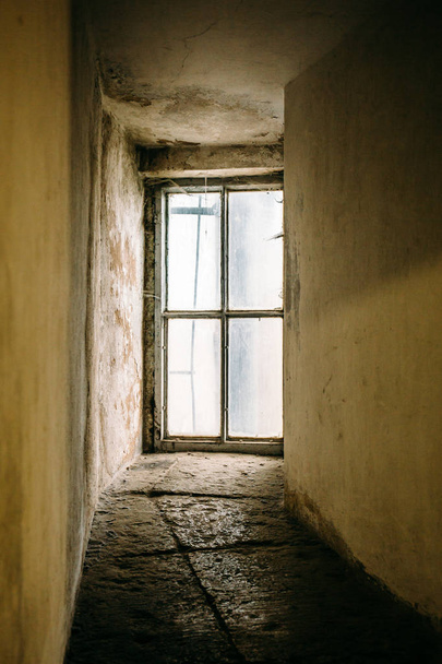 Krzywej pusty korytarz i duże okno na całej ścianie zamiast drzwi, perspektywy, pionowej obrazu - Zdjęcie, obraz