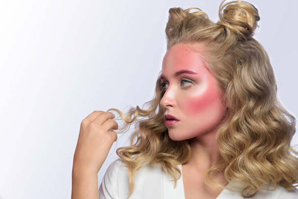 Belle femme blonde visage avec maquillage rose
. - Photo, image