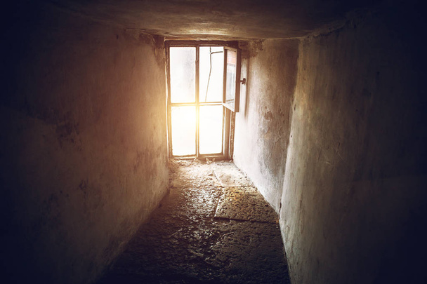 Темно-кривой коридор и большое окно на всю стену, свет из окна, перспектива
 - Фото, изображение