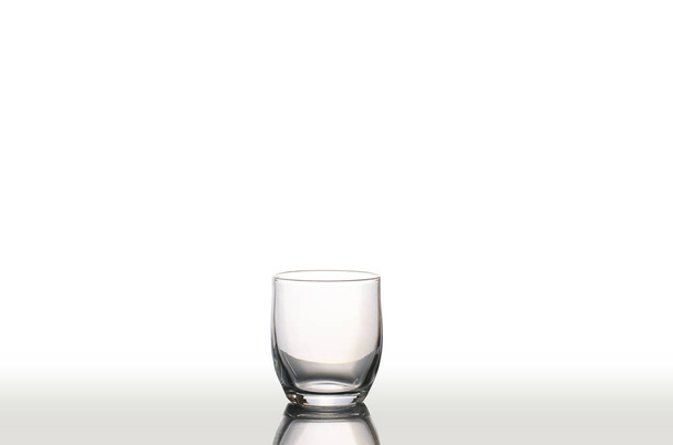 Geïsoleerd glas en kopje water - Foto, afbeelding