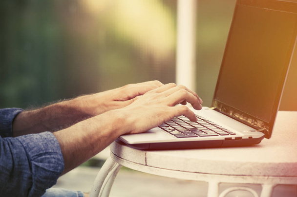 рука людини використовує ноутбук відкритий крупним планом
 - Фото, зображення