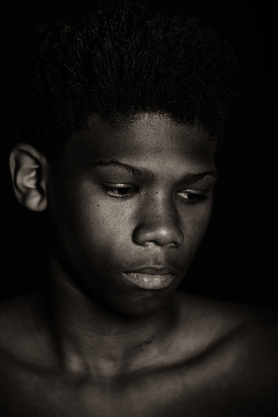 Moody portrait monochrome d'un jeune garçon africain
 - Photo, image