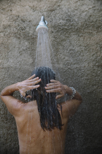 Kadın alarak duş - Fotoğraf, Görsel