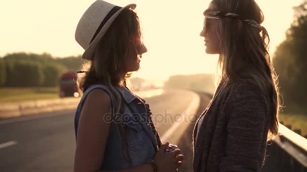 Πορτρέτο των δύο κοριτσιών σε hippie ρούχα την αυγή. Φίλες αισθησιακά βλέπει κάθε άλλο - Πλάνα, βίντεο