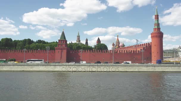 Kremlin fal és a Moszkva-folyó a rakparton Sofiyskaya - Felvétel, videó