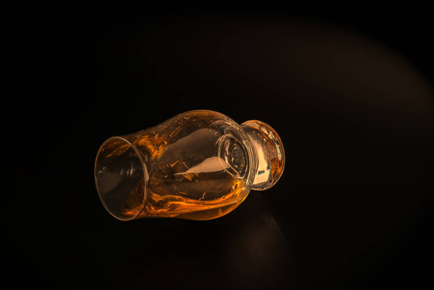 cata de malta simple, whisky de malta simple en un vaso, negro
  - Foto, imagen
