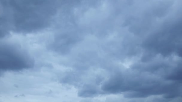 Zaman atlamalı şiddetli yağmur bulutu yaklaşımın fırtınalı gökyüzü üzerinde - Video, Çekim