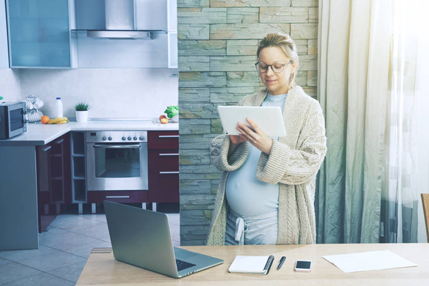 pregnant woman working  at home  - 写真・画像