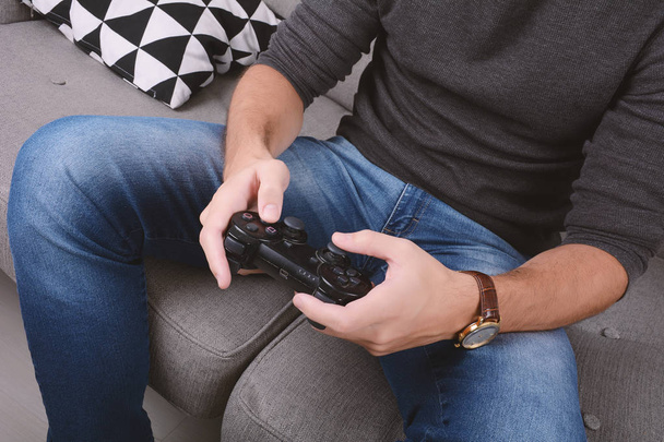 Man playing videogames. - Foto, afbeelding