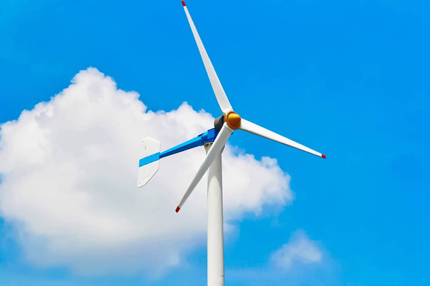 Turbinas eólicas con cielo azul
 - Foto, imagen