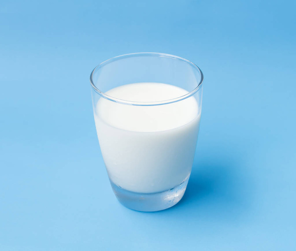 Bicchiere di latte su sfondo blu, cibo e bevande per una sana conservazione
 - Foto, immagini