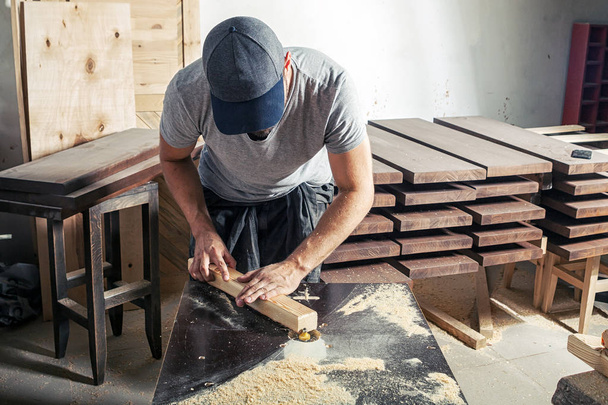 man werk houten met een freesmachine - Foto, afbeelding