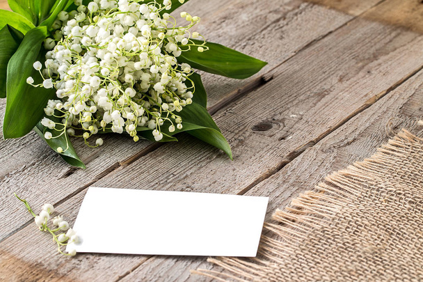 Bukiet kwiaty konwalii i papier pusty arkusz  - Zdjęcie, obraz