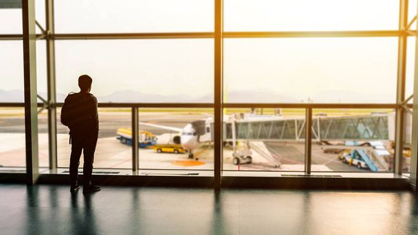 viajes, Mochila turistas esperando vuelo en la puerta en el aeropuerto para el viaje de verano
. - Foto, imagen