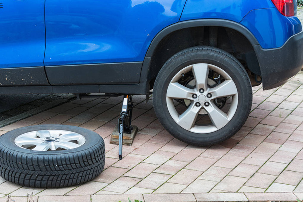 Substituir pneus de verão contra pneus de inverno   - Foto, Imagem
