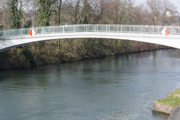 Estrutura de arco de aço ponte pedestre sobre o rio Ruhr
 - Foto, Imagem