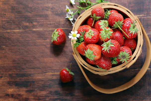 Fresas orgánicas maduras en una canasta
 - Foto, imagen