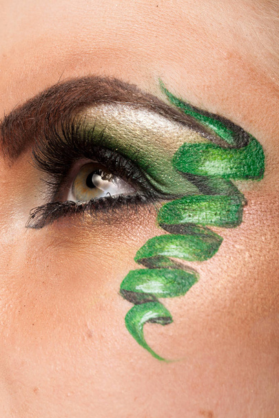 Close up van een oog met artistieke make up - Foto, afbeelding