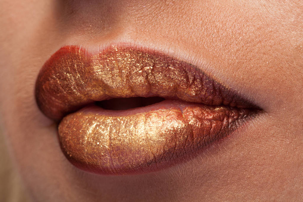 Nahaufnahme der Lippen mit Lippenstift - Foto, Bild