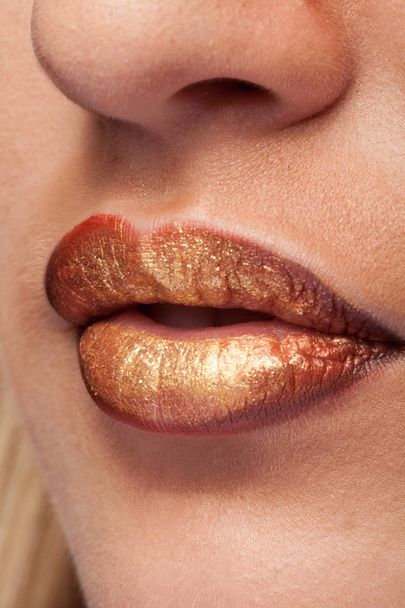 Close up van de lippen met lippenstift op hen - Foto, afbeelding