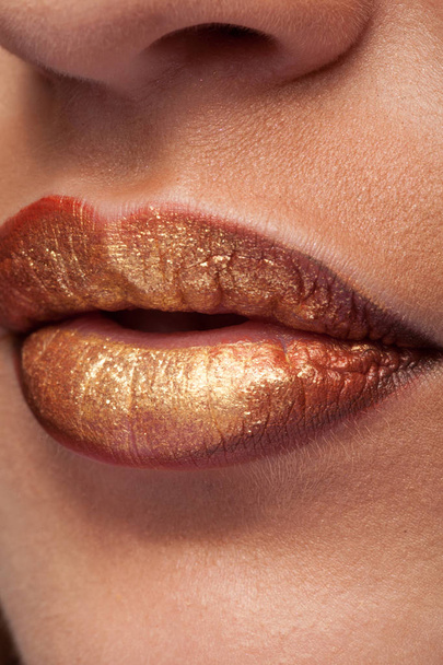 Gros plan des lèvres avec du rouge à lèvres dessus
 - Photo, image