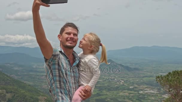 padre con hija hace selfie contra valle
 - Imágenes, Vídeo