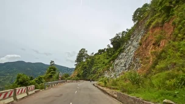 górskie drogi asfaltowej przez leśne wzgórza - Materiał filmowy, wideo