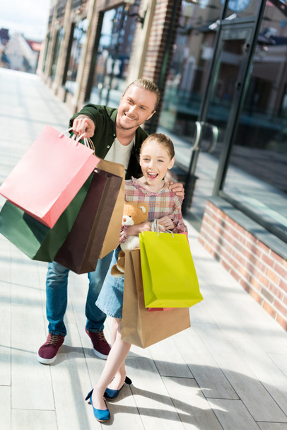 father and daughter holding shopping bags  - Foto, imagen