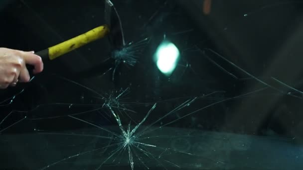 Az autó üveg betörésével kalapáccsal - Felvétel, videó