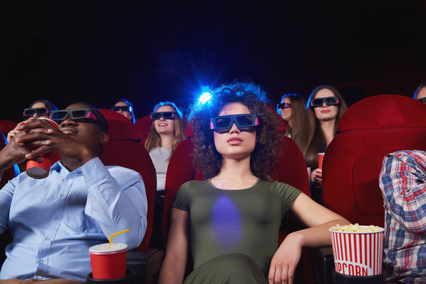 Jóvenes viendo películas en 3D en el cine
 - Foto, Imagen