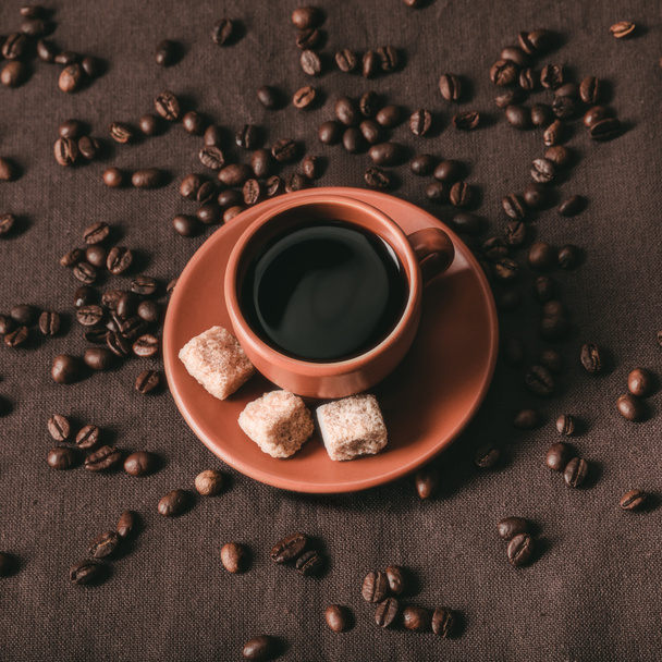 Seramik kahve fincanı ile kahverengi şeker - Fotoğraf, Görsel