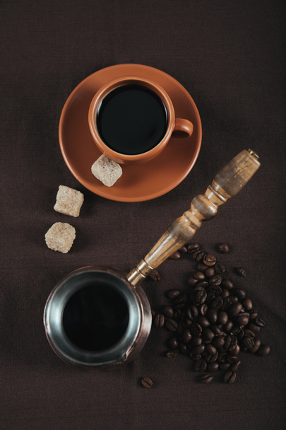 kerámia kávéscsésze, barna cukor - Fotó, kép