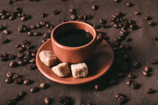 taza de café de cerámica con azúcar morena
 - Foto, Imagen