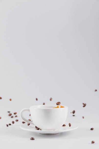 coffee cup with scattered coffee grains - 写真・画像