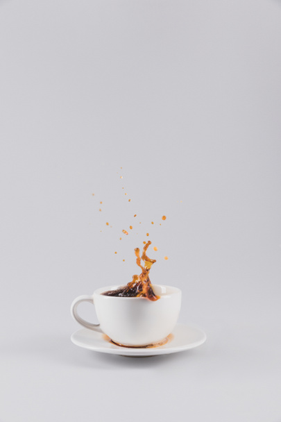 tasse de café blanc avec éclaboussure
 - Photo, image