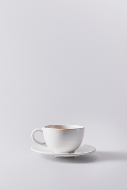 tazza di caffè bianco sul piattino
 - Foto, immagini