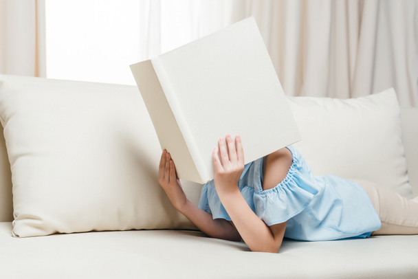 lány olvasás könyv - Fotó, kép