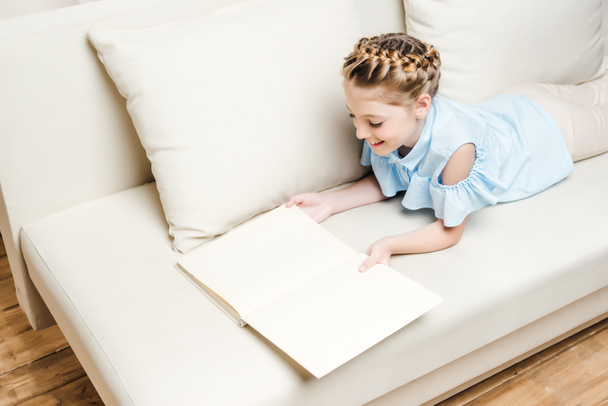 tyttö lukeminen kirja - Valokuva, kuva