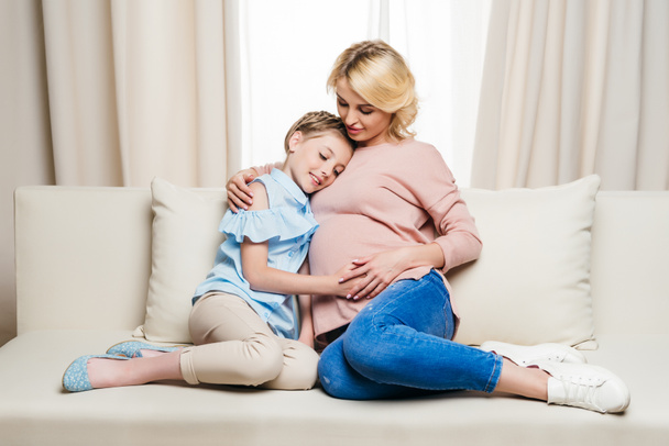 вагітна мати з дочкою
  - Фото, зображення