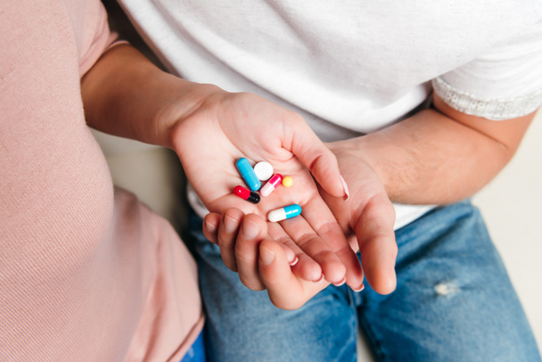 pareja sosteniendo pastillas
  - Foto, imagen