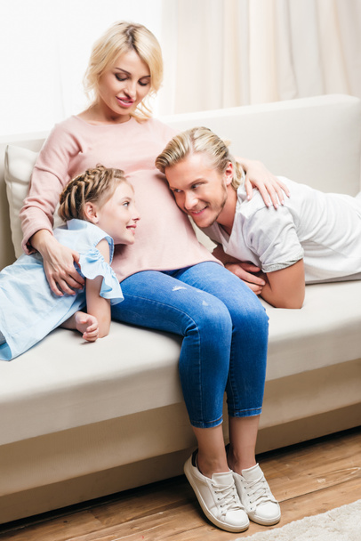glückliche Familie sitzt auf dem Sofa  - Foto, Bild