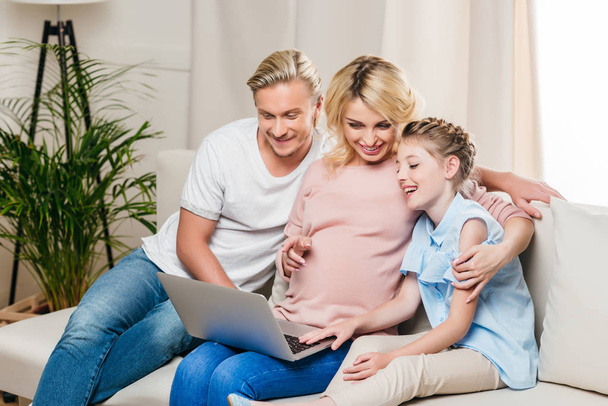 Familia usando el ordenador portátil en casa
 - Foto, imagen
