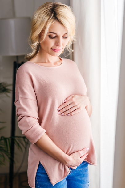 Беременная женщина дома - Фото, изображение