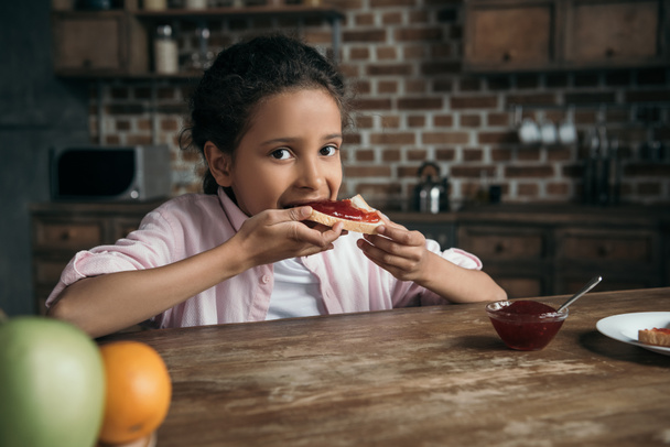 το κορίτσι τρώει τοστ με μαρμελάδα - Φωτογραφία, εικόνα