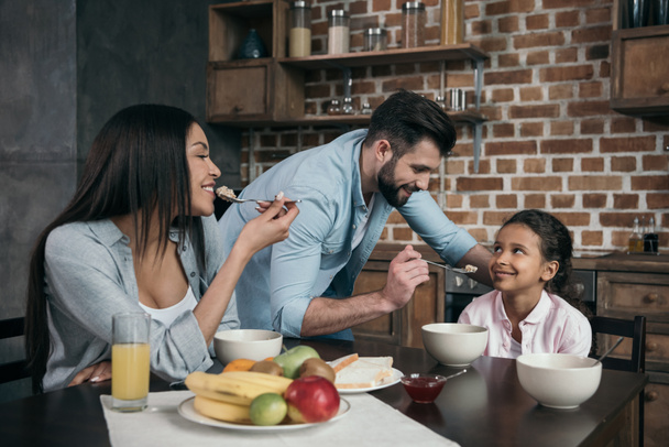 family having breakfast at home - Foto, Bild